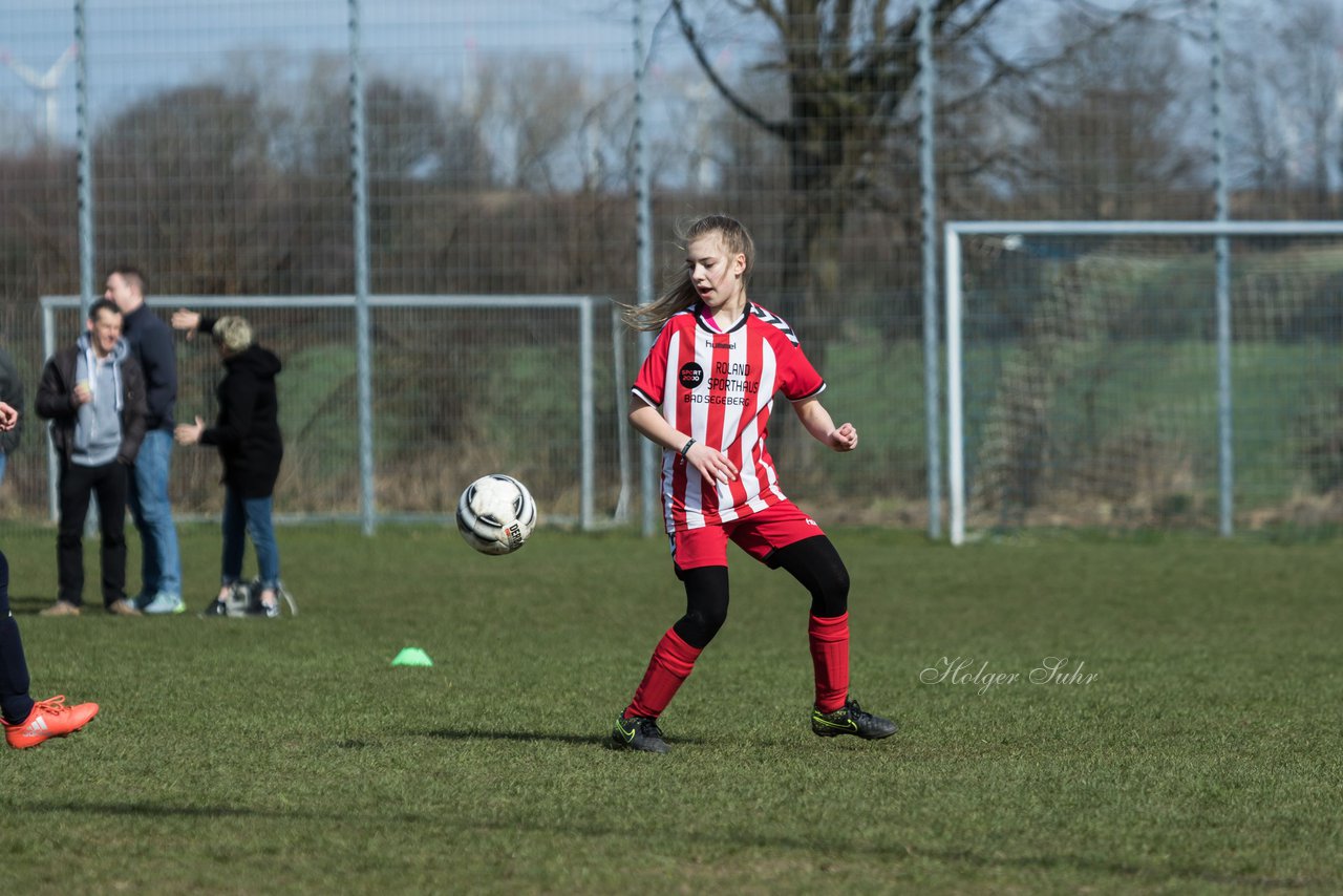 Bild 103 - C-Juniorinnen TSV Zarpen - TuS Tensfeld : Ergebnis: 2:1